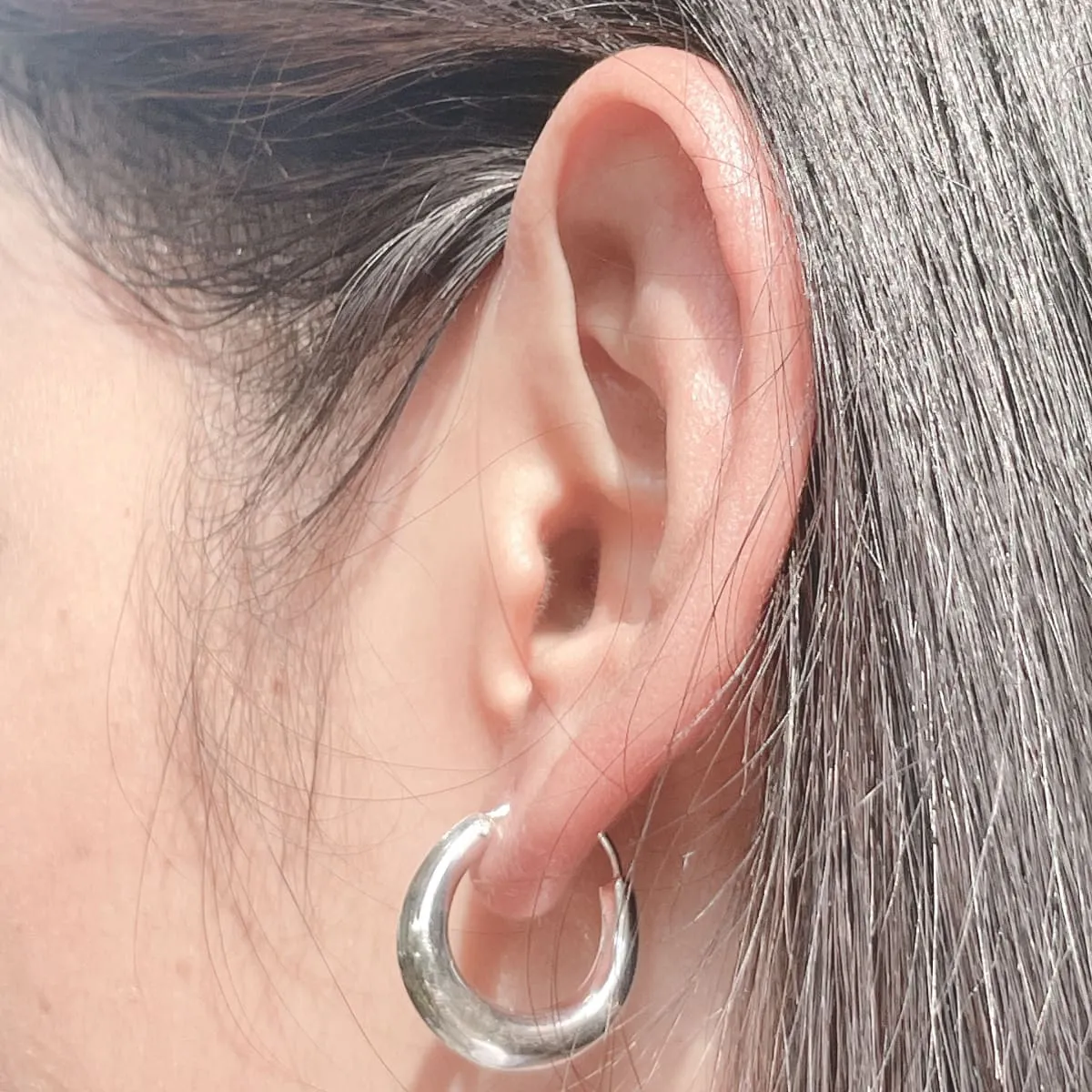 20 mm silver hoops | Simple crescent hoops | Silver jewelry | Silver ear hoops | Pretty hoops | E936