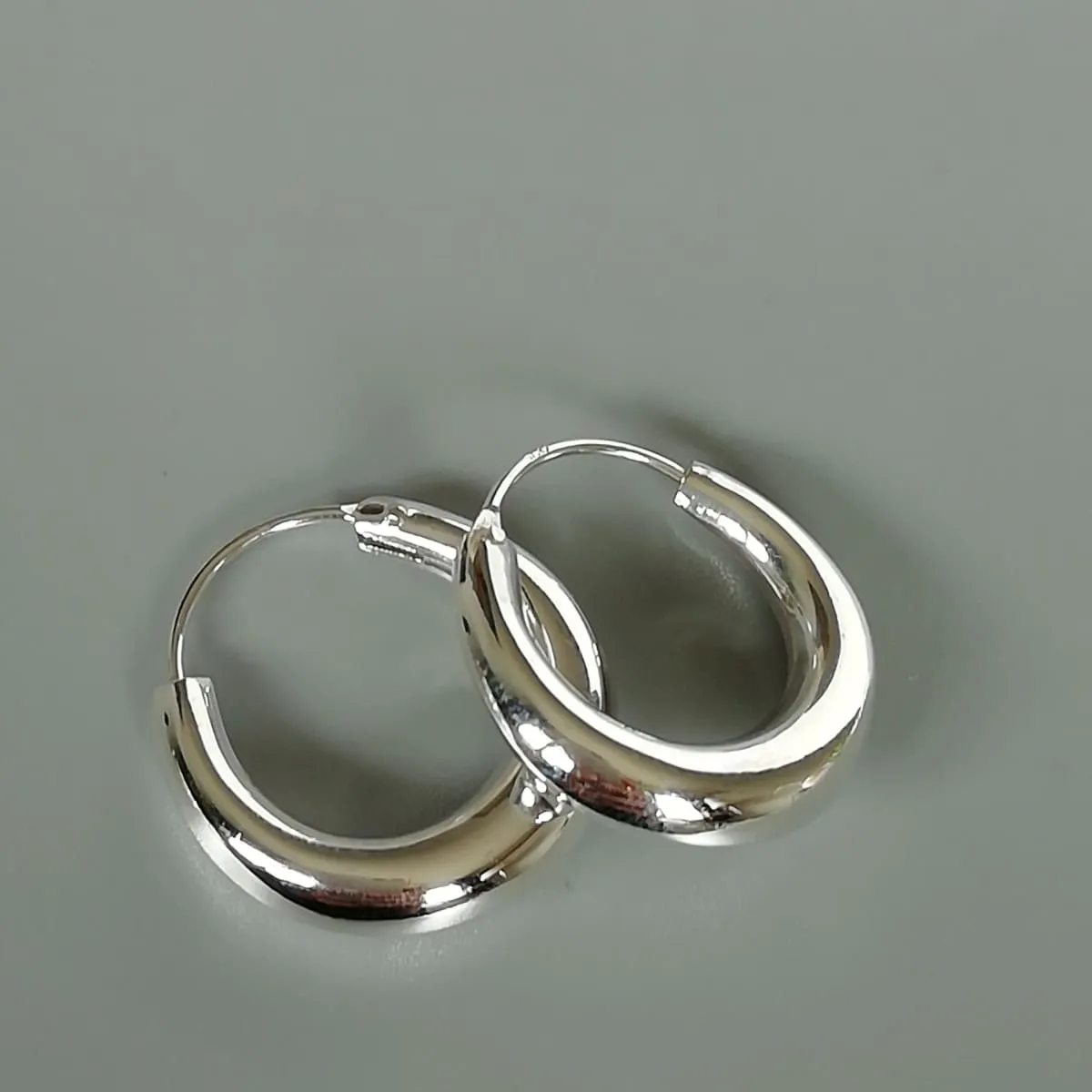 20 mm silver hoops | Simple crescent hoops | Silver jewelry | Silver ear hoops | Pretty hoops | E936