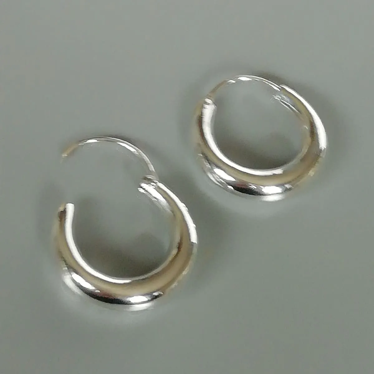 20 mm silver hoops | Simple crescent hoops | Silver jewelry | Silver ear hoops | Pretty hoops | E936